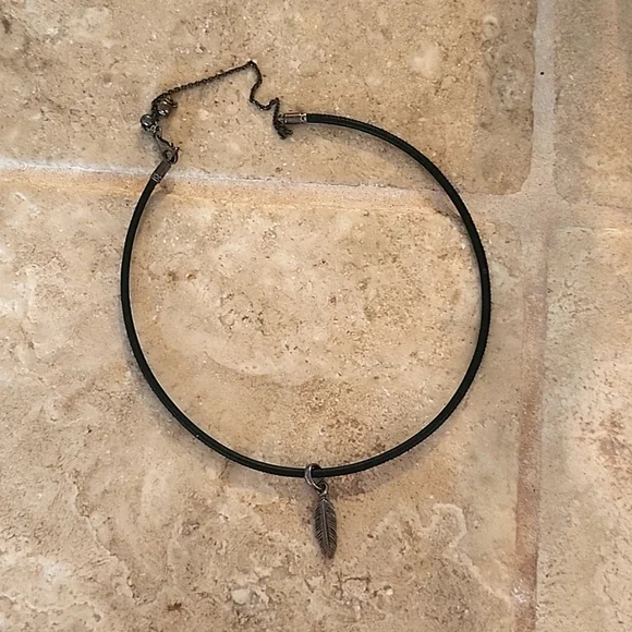 Pandora feather choker🥰